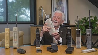 Martin Cooper, a Motorola főmérnöke
