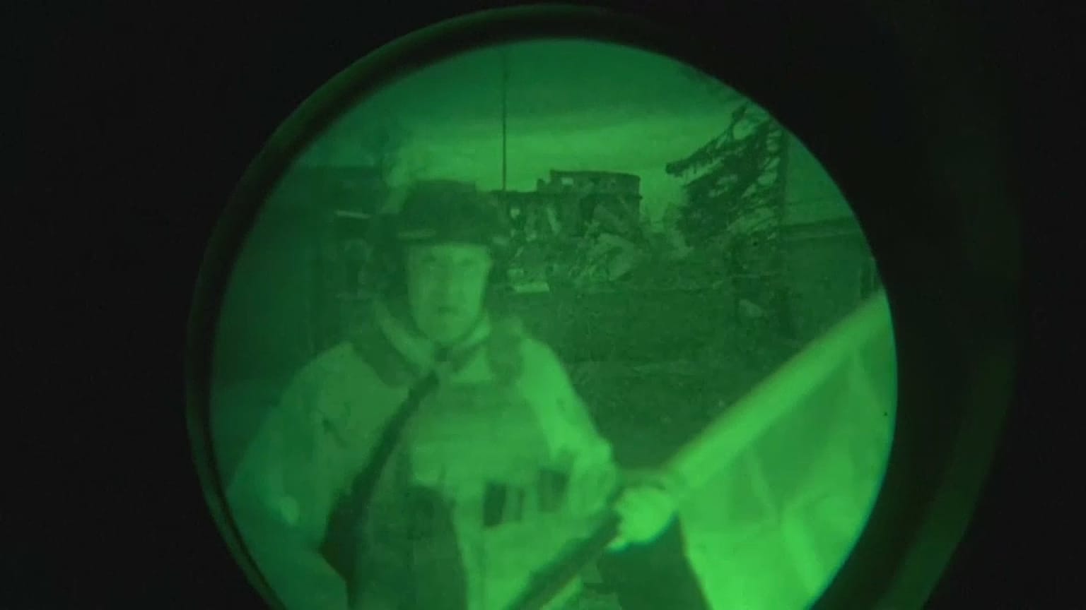 Der Chef der russischen Privat-Armee, Jewgeni Prigoschin, hält eine Flagge in der Hand an einem unbekannten Ort
