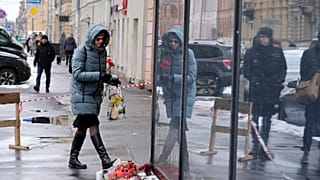 Blumen vor dem Café in St Petersburg
