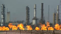 سوزاندن گاز در یک میدان نفت و گاز عراق