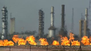 سوزاندن گاز در یک میدان نفت و گاز عراق