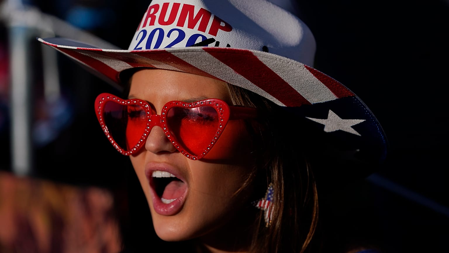 Donald Trump egyik támogatója a texasi Waco-ban tartott kampányrendezvény előtt 2023. március 25-én