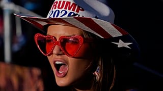 Donald Trump egyik támogatója a texasi Waco-ban tartott kampányrendezvény előtt 2023. március 25-én