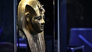 قناع خشبي مذهّب من تابوت أمينيموب"رمسيس الثاني" معروض قبل افتتاح معرض رمسيس الثاني في جراند هال دو لا فيليت في باريس.