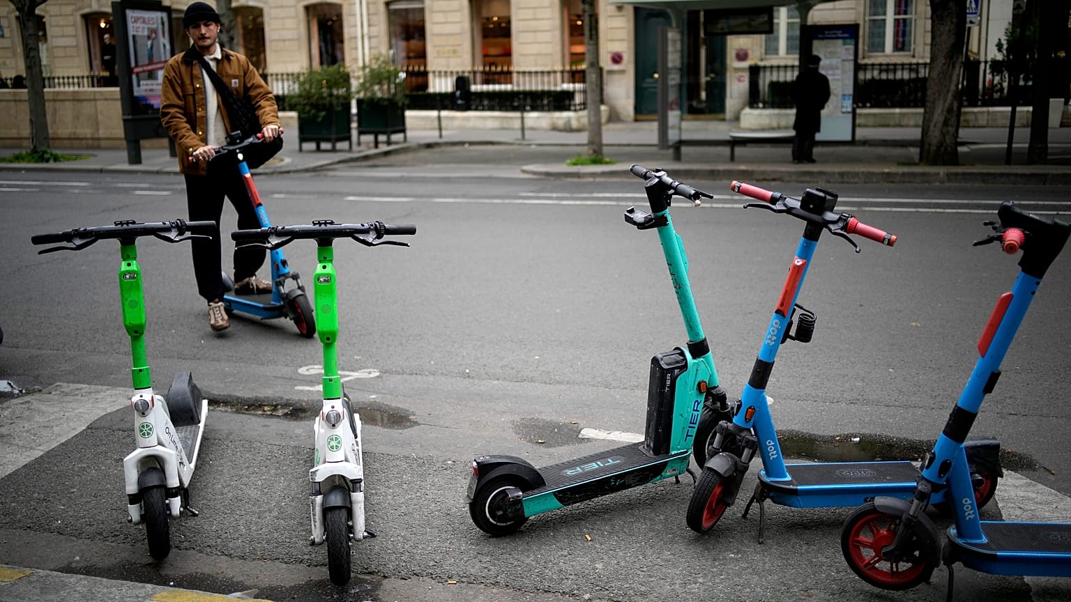 Des trottinettes électriques sur le trottoir parisien