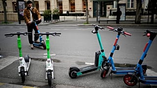 Des trottinettes électriques sur le trottoir parisien