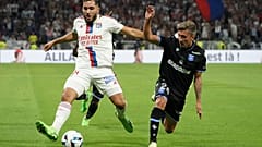  قمة التحدي بين ريان شرقي لاعب ليون، يسارًا ولاعب أوكسير ماتياس أوتريت خلال مباراة في الدوري الفرنسي الأول بين أولمبيك ليون وأوكسير في ملعب غروباما-ليون- فرنسا.