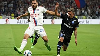  قمة التحدي بين ريان شرقي لاعب ليون، يسارًا ولاعب أوكسير ماتياس أوتريت خلال مباراة في الدوري الفرنسي الأول بين أولمبيك ليون وأوكسير في ملعب غروباما-ليون- فرنسا.