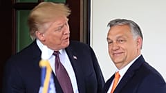 Viktor Orban ile Donald Trump 2019 yılında görüşürken