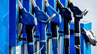 Az OPEC+ tagjai vasárnap váratlanul jelentették be, hogy csökkentik a kitermelést