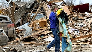Un résident à Sullvian dans l'Indiana après le passage d'une tempête - 01.04.2023