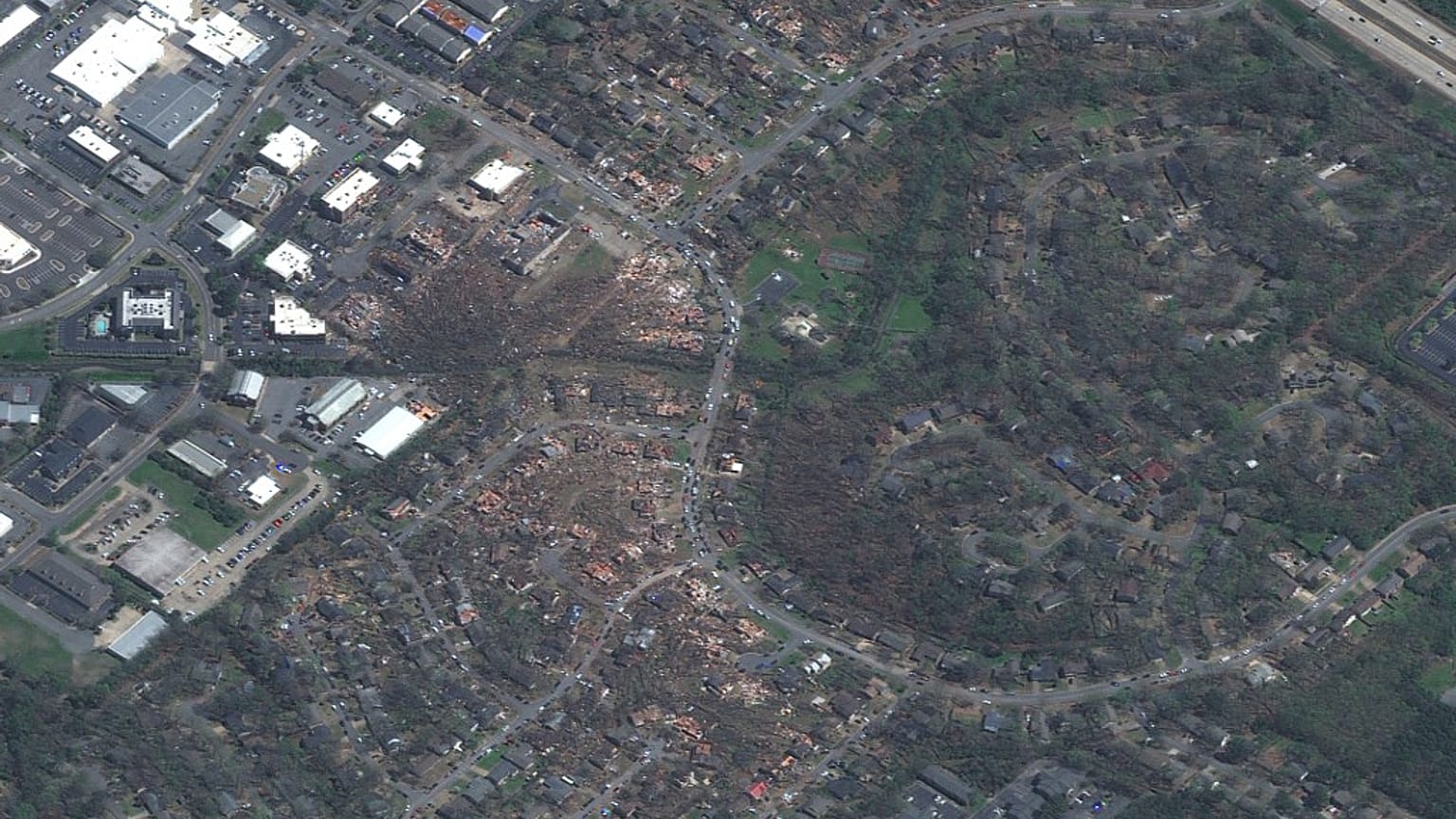 Imagem de satélite de danos provocados por tornado no Arkansas