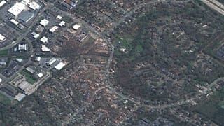Imagem de satélite de danos provocados por tornado no Arkansas