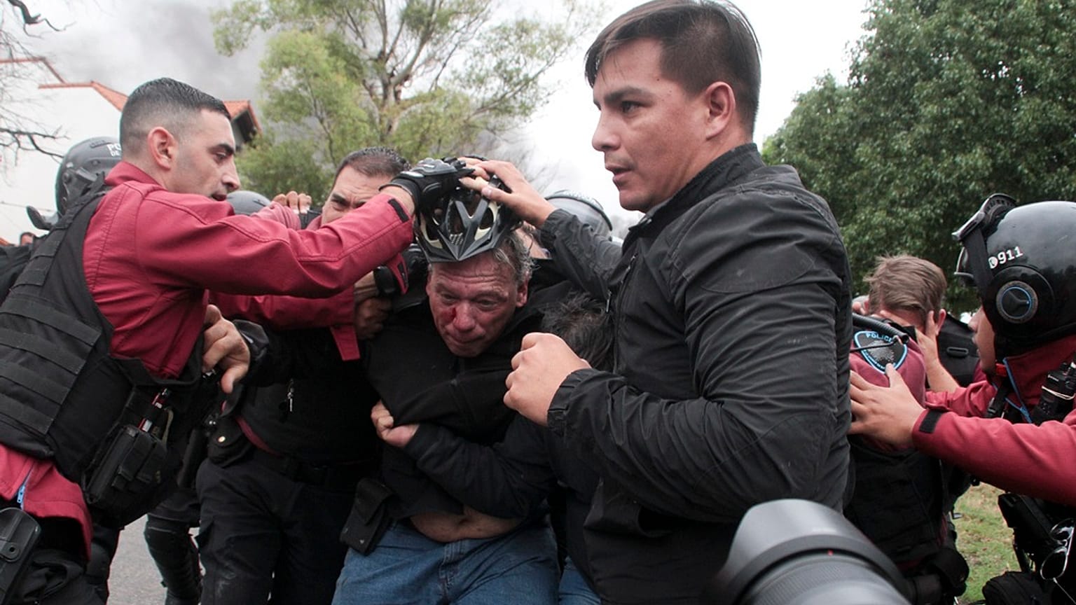 Sergio Berni, ministro de Seguridad, escoltado por la policía 