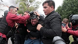 Sergio Berni, ministro de Seguridad, escoltado por la policía