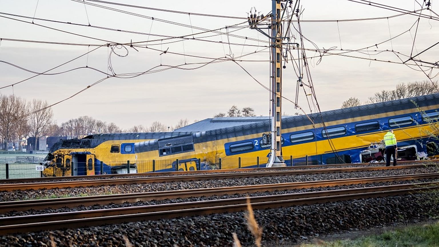 Einsatzkräfte arbeiten an der Unfallstelle bei Voorschoten, Niederlande