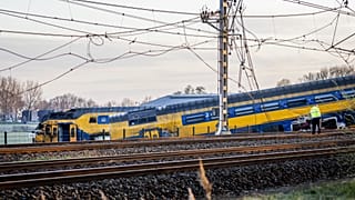 Einsatzkräfte arbeiten an der Unfallstelle bei Voorschoten, Niederlande