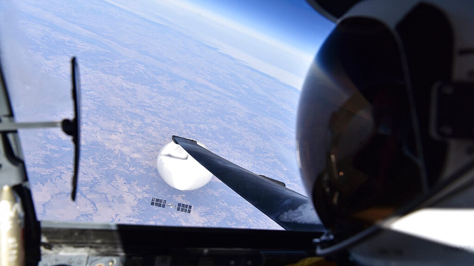 A kínai légballon az amerikai hadsereg repülőgépéről nézve.