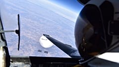 A kínai légballon az amerikai hadsereg repülőgépéről nézve.