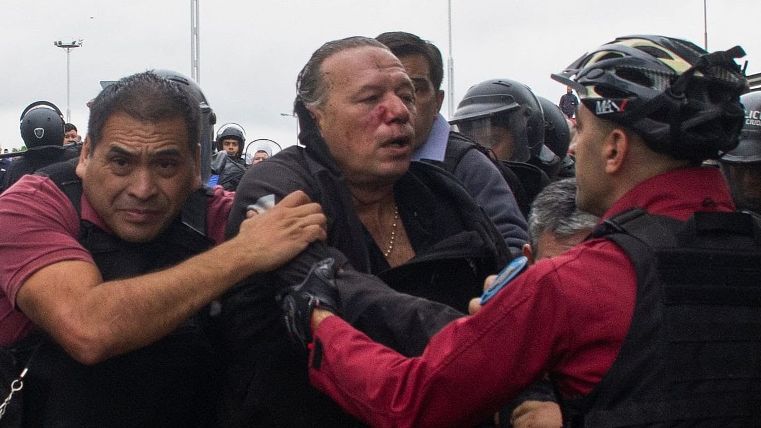 L'aggressione al ministro della provincia di Buenos Aires, Sergio Berni. 