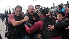 Berni foi depois transferido para o hospital pela polícia, protegido por um capacete de ciclismo.