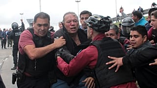 Berni foi depois transferido para o hospital pela polícia, protegido por um capacete de ciclismo.
