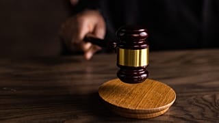 محكمة التمييز تصدر القرارات النهائية بشأن القضايا.