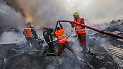 Feuerwehrleute versuchen, ein Feuer einzudämmen, das auf einem beliebten Markt für billige Kleidung in Dhaka, Bangladesch, ausgebrochen ist. 4. April 2023
