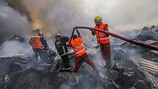Feuerwehrleute versuchen, ein Feuer einzudämmen, das auf einem beliebten Markt für billige Kleidung in Dhaka, Bangladesch, ausgebrochen ist. 4. April 2023