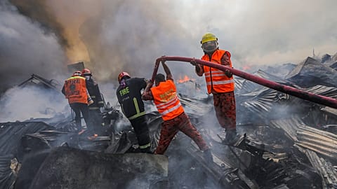 Feuerwehrleute versuchen, ein Feuer einzudämmen, das auf einem beliebten Markt für billige Kleidung in Dhaka, Bangladesch, ausgebrochen ist. 4. April 2023