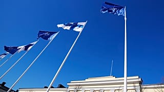 Egymás mellett a finn és a NATO zászló