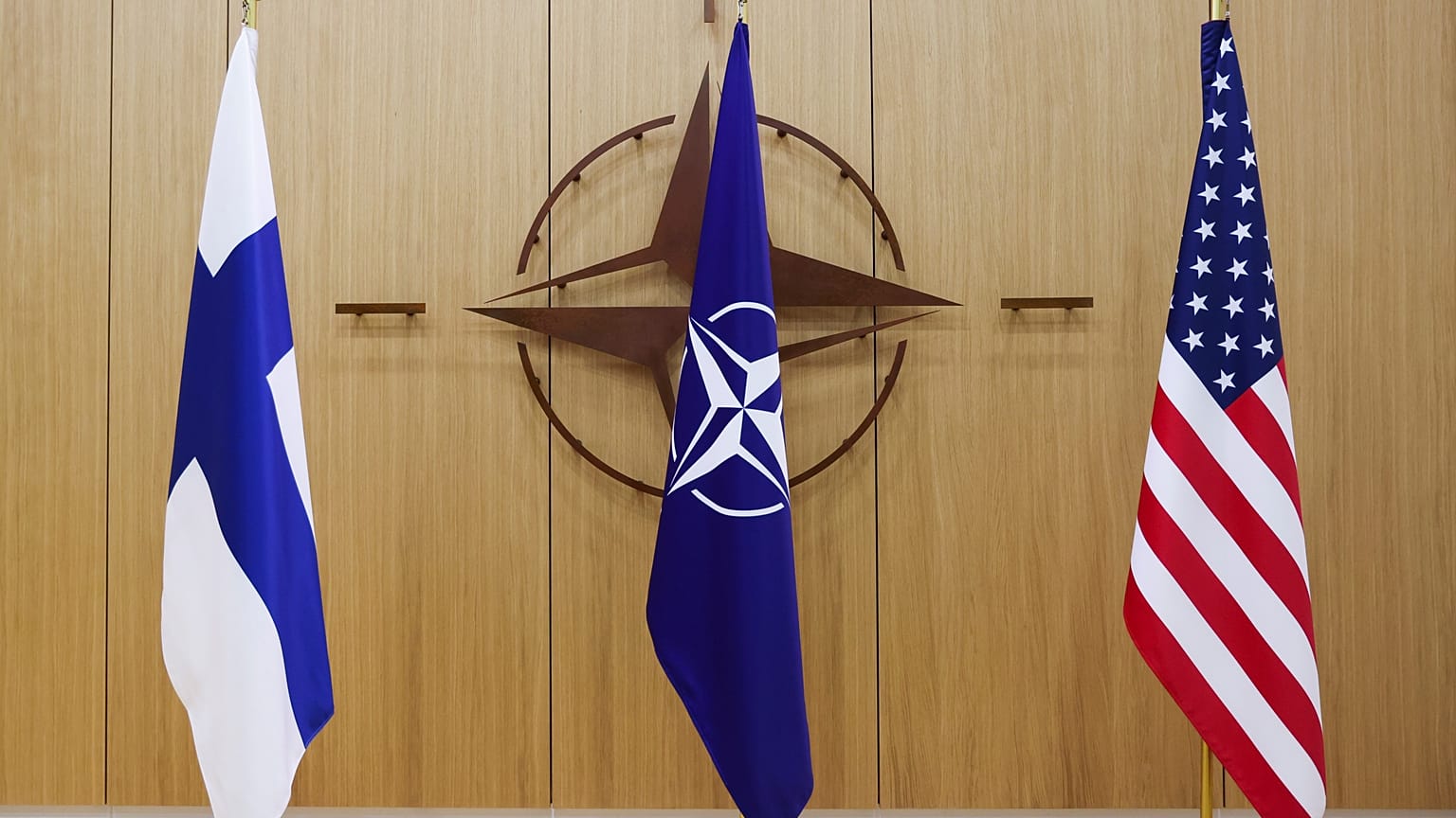 Finlandiya, NATO ve ABD bayrakları
