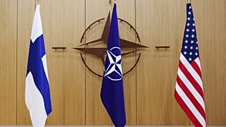 Finlandiya, NATO ve ABD bayrakları