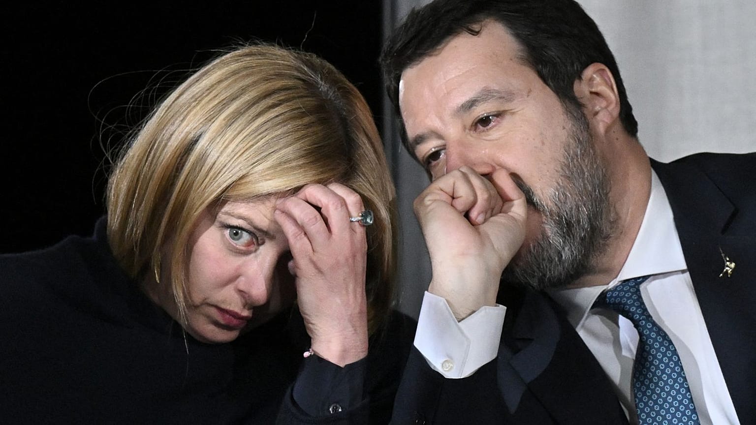 La Première ministre italienne Giorgia Meloni, et le vice-Premier ministre Matteo Salvini, s'entretiennent lors d'une conférence de presse le 9 mars 2023.