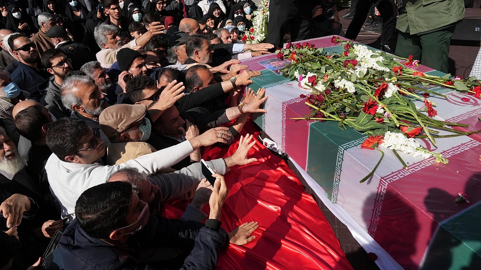 خلال تشييع عنصر من الحرس الثوري الإيراني قتل بغارة إسرائيلية على سوريا (طهران - 4 نيسان/أبريل) 