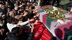 خلال تشييع عنصر من الحرس الثوري الإيراني قتل بغارة إسرائيلية على سوريا (طهران - 4 نيسان/أبريل) 