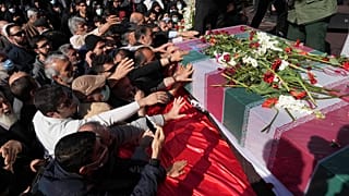 خلال تشييع عنصر من الحرس الثوري الإيراني قتل بغارة إسرائيلية على سوريا (طهران - 4 نيسان/أبريل)