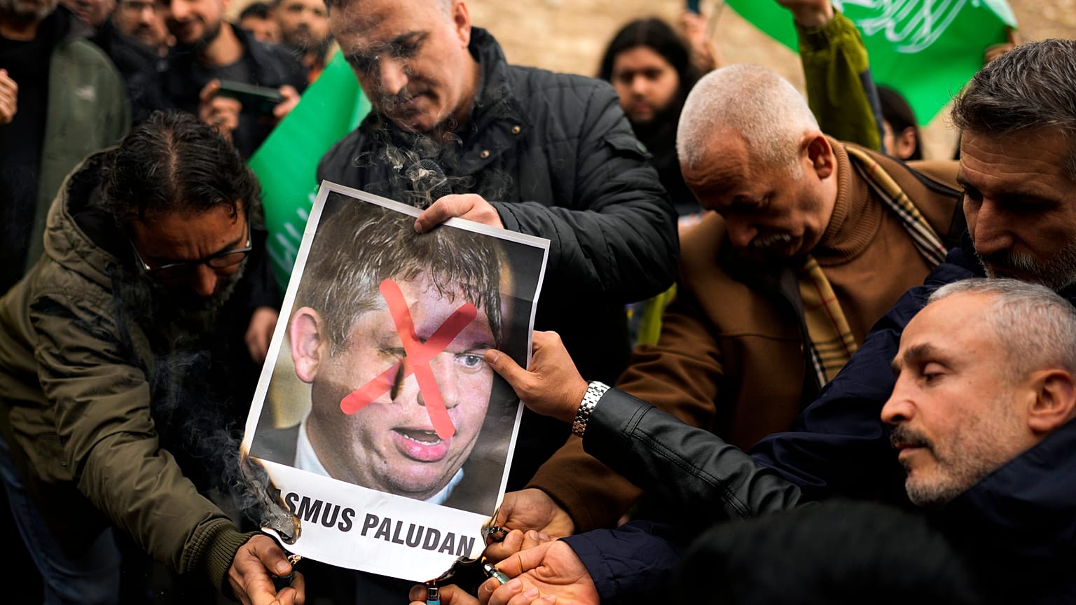 أشعل أشخاص النار في صورة الناشط اليميني المتطرف راسموس بالودان خلال احتجاج خارج القنصلية السويدية في اسطنبول ، تركيا ، يوم الأحد 22 يناير 2023.