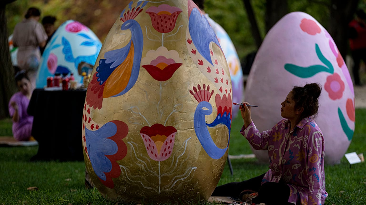 Una artista decora un huevo de Pascua en Santiago de Chile. 