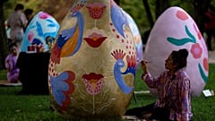 Pepa Espinoza paints an Easter egg along with other artists 