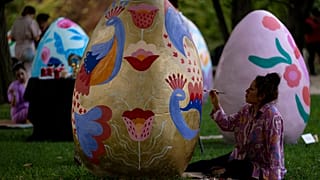 Una artista decora un huevo de Pascua en Santiago de Chile.