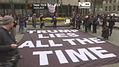 Partidarios y detractores de Trump ante el juzgado de Manhattan que instruye su caso.