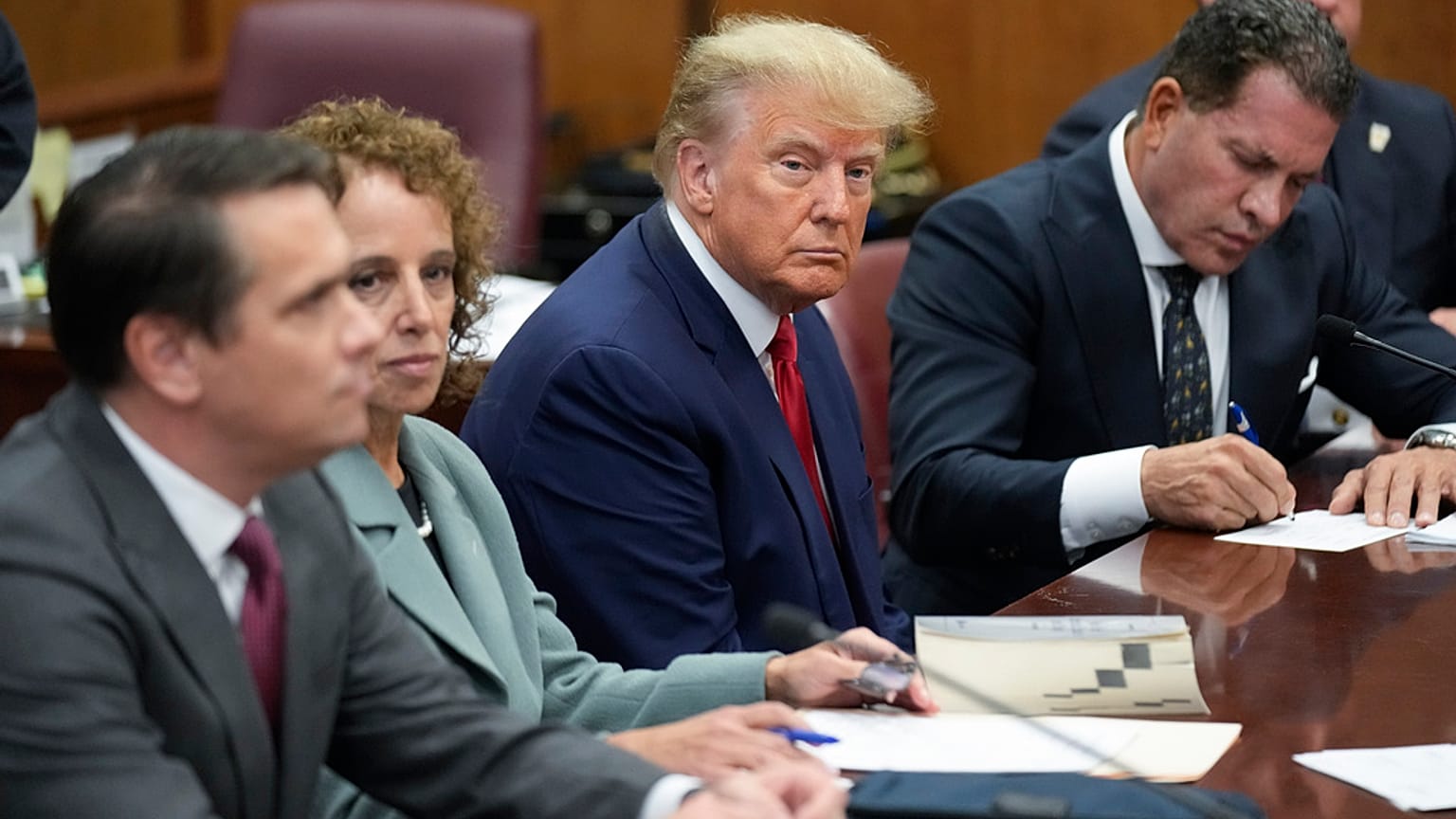 La foto che ha fatto il giro del mondo: Trump in tribunale con i suoi avvocati. (New York, 4.4.2023)