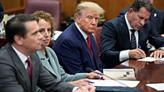 La foto che ha fatto il giro del mondo: Trump in tribunale con i suoi avvocati. (New York, 4.4.2023)
