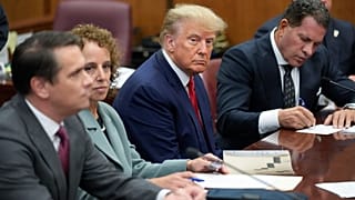 La foto che ha fatto il giro del mondo: Trump in tribunale con i suoi avvocati. (New York, 4.4.2023)