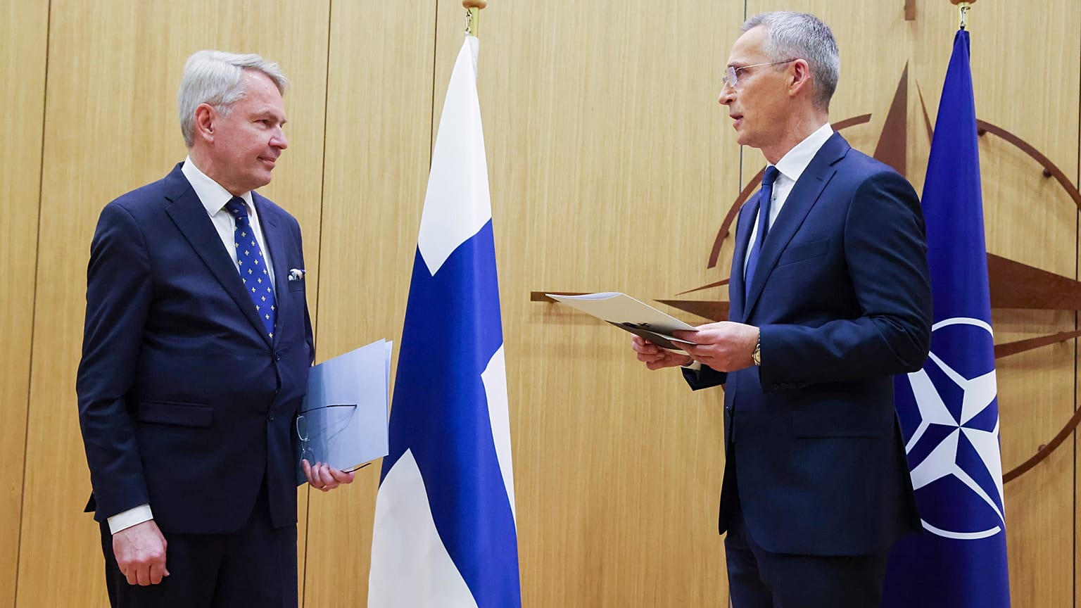 Pekka Haavisto finn külügyminiszter (balról) és Jens Stoltenberg NATO-főtitkár Brüsszelben 2023. április 4-én