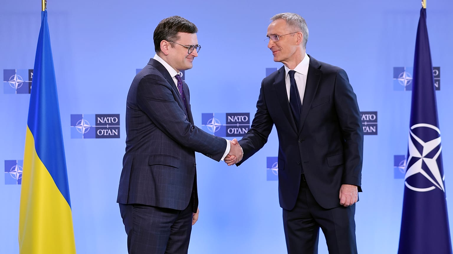 Министр иностранных дел Украины Дмитрий Кулеба и генсек НАТО Йенс Столтенберг на встрече в Брюсселе
