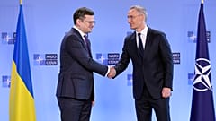 Министр иностранных дел Украины Дмитрий Кулеба и генсек НАТО Йенс Столтенберг на встрече в Брюсселе