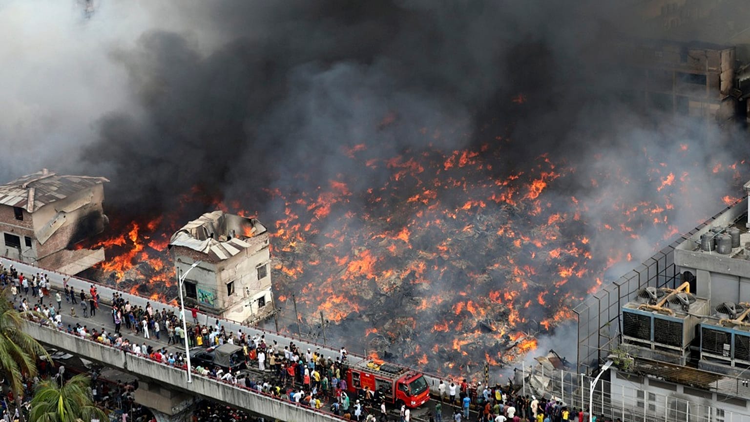 Incendio en un mercado de ropa en Bangladés