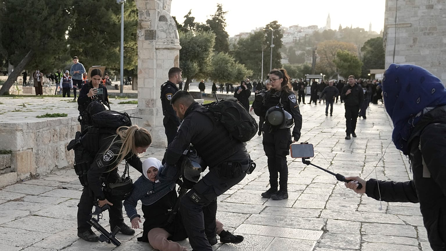 Ισραηλινοί αστυνομικοί συλλαμβάνουν μια Παλαιστίνια μετά τις ταραχές στο τέμενος Αλ Άκσα στην Ιερουσαλήμ